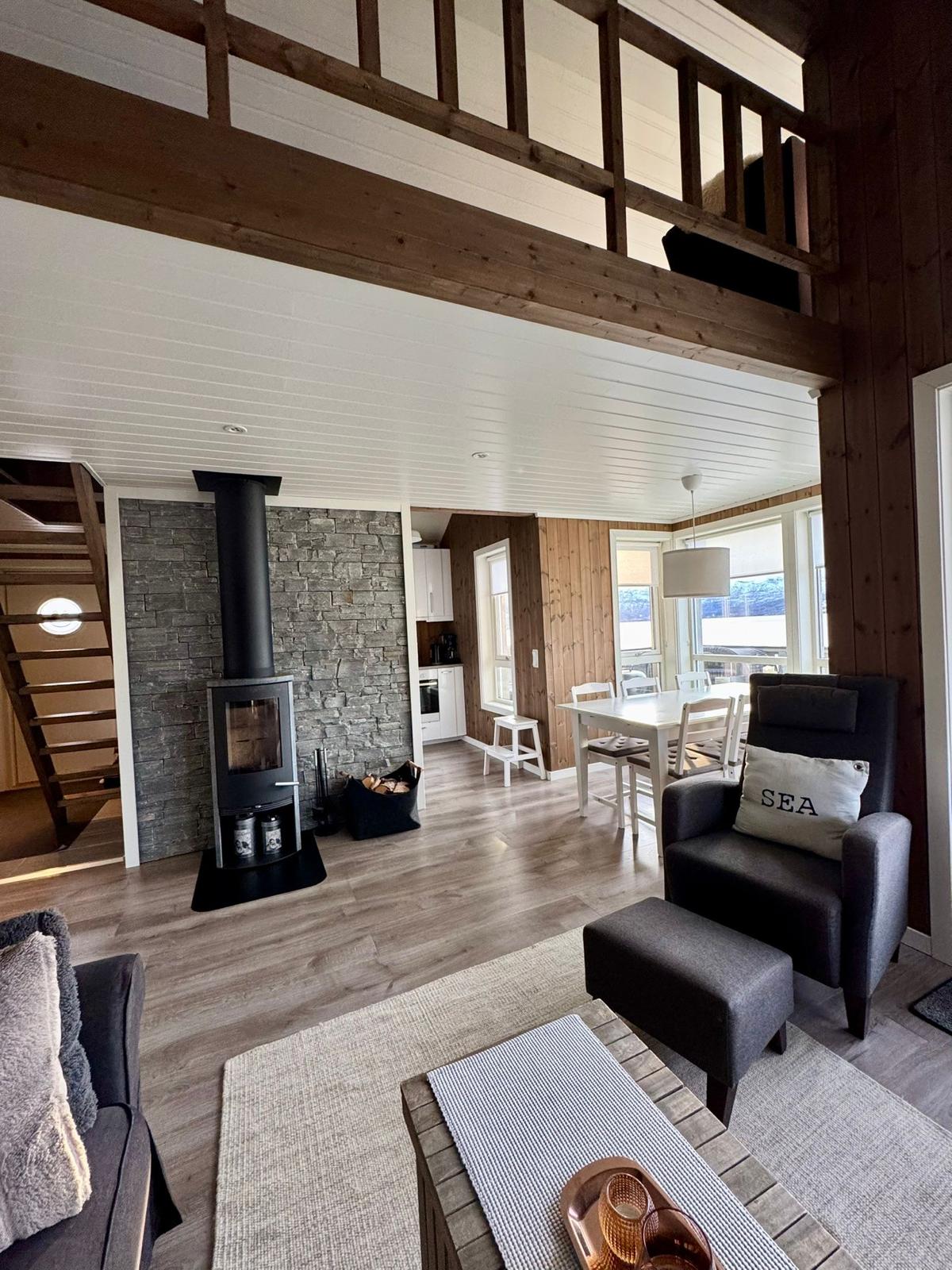 Olohuone merinäköalalla – Villa Sjøsiden Tennevoll