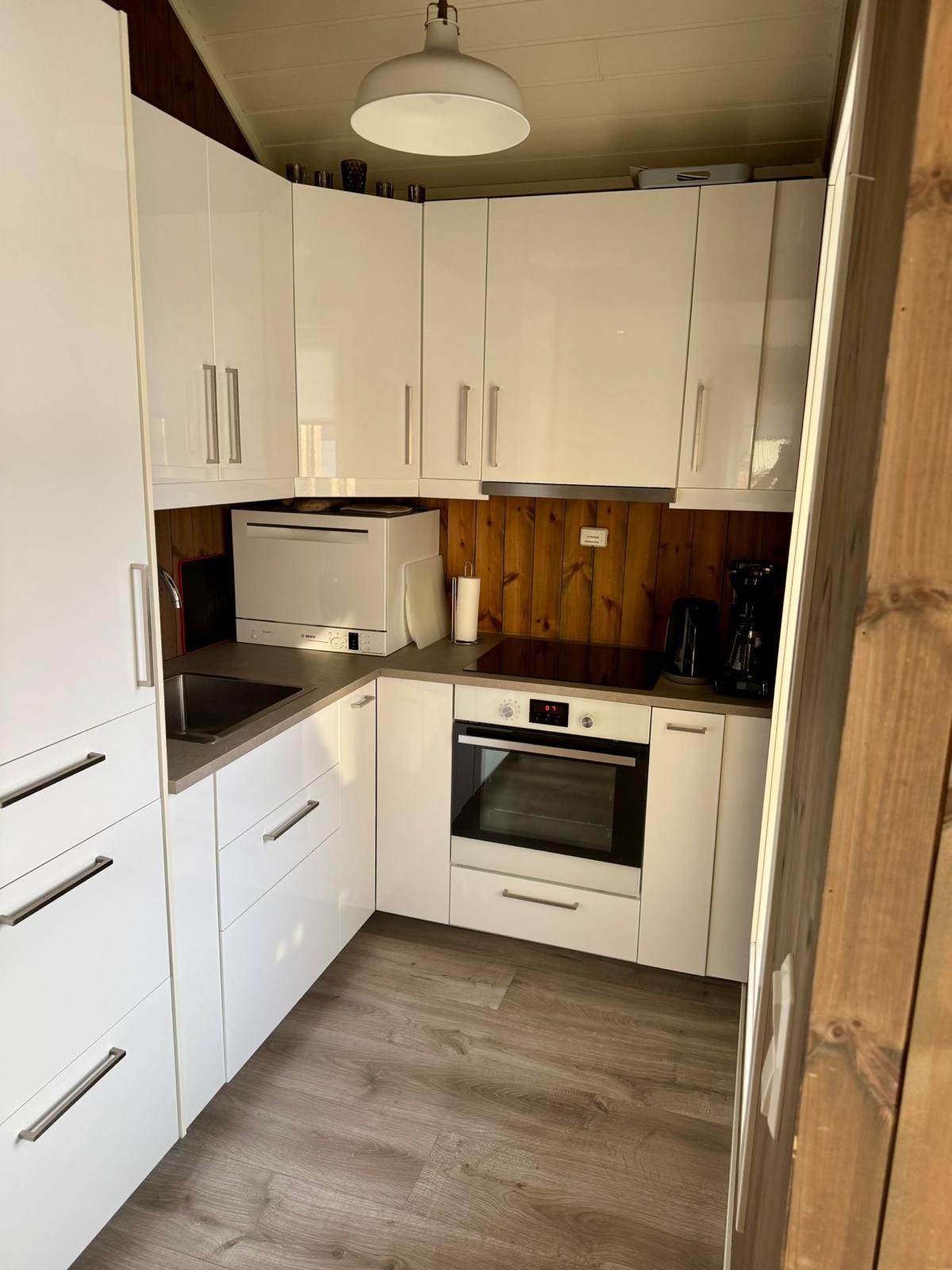 Keittiö Villa Sjøsiden – majoitus Pohjois-Norjassa