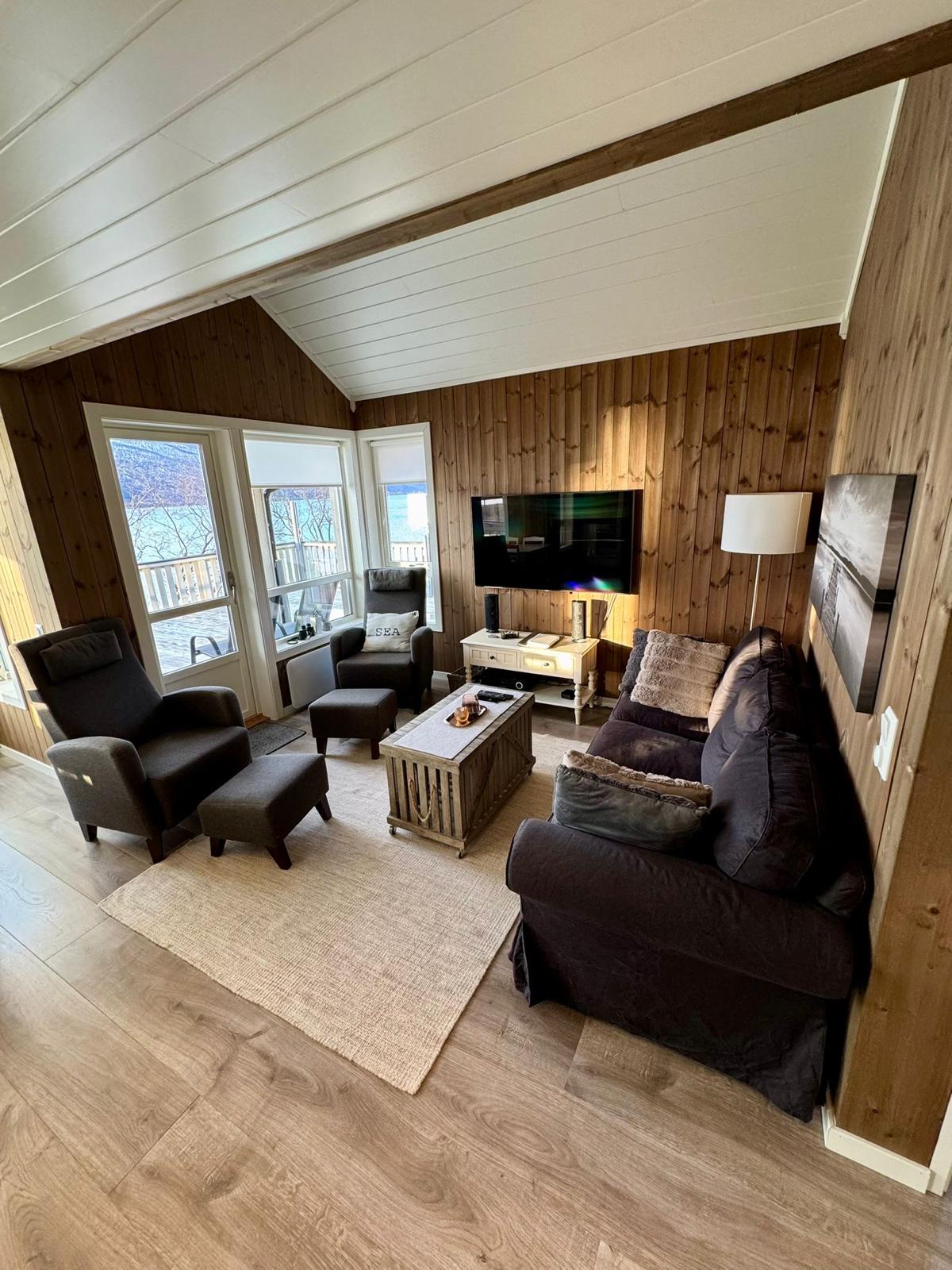 Olohuone merinäköalalla – Villa Sjøsiden Tennevoll